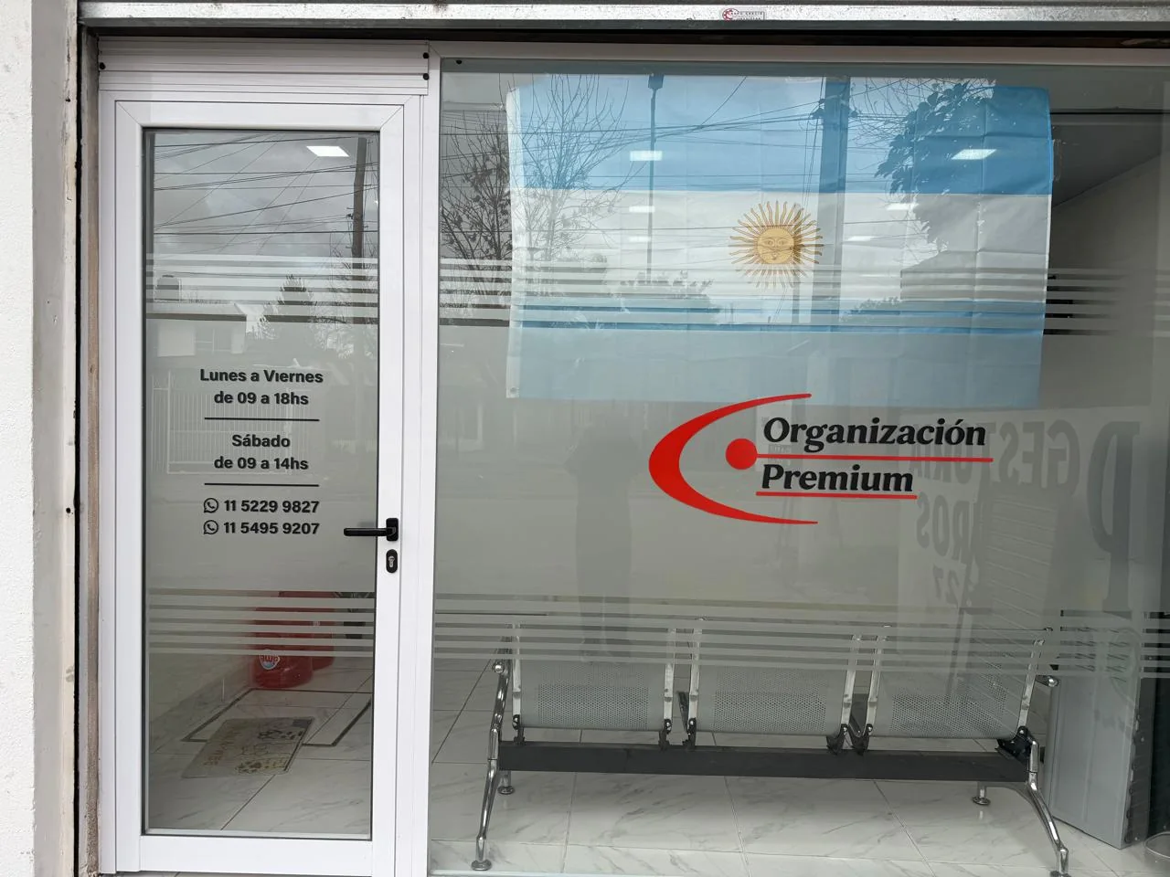 Frente real de la oficina de Organización Premium en Florencio Varela